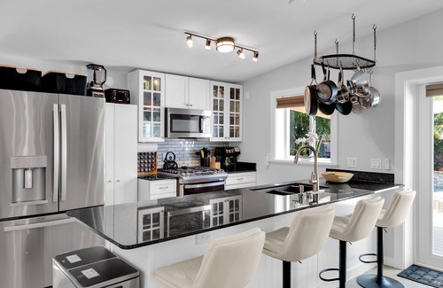 Midtown Casa | ~BLUE HAVEN~ Welcome to this single-story retreat with a pool!