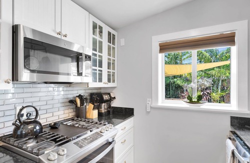 Midtown Casa | ~BLUE HAVEN~ Welcome to this single-story retreat with a pool!