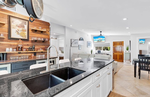 Midtown Casa | ~BLUE HAVEN~ Welcome to this single-story retreat with a pool!