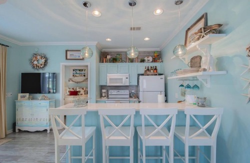 Sea Trail Condominio | NUEVO a VRBO "Blue Heaven", lujoso condominio de nivel principal con porche cubierto