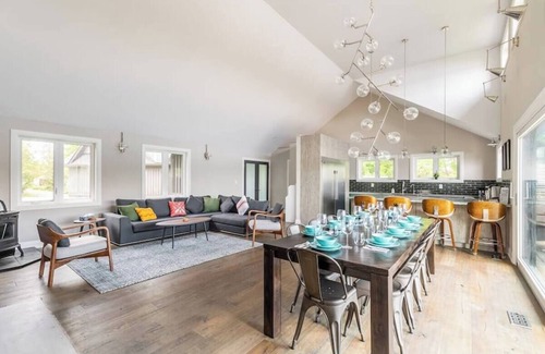 Bobcaygeon Casa | Blue Horizon Retreat on Little Bald Lake – 5BR Waterfront Cottage