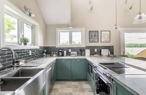 Bobcaygeon Casa | Blue Horizon Retreat on Little Bald Lake – 5BR Waterfront Cottage