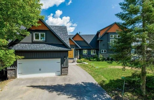 Bobcaygeon Casa | Blue Horizon Retreat on Little Bald Lake – 5BR Waterfront Cottage