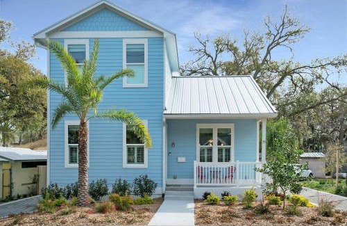 Downtown Historic District Casa | Blue House, Prime Location, Family Amenities, BBQ!