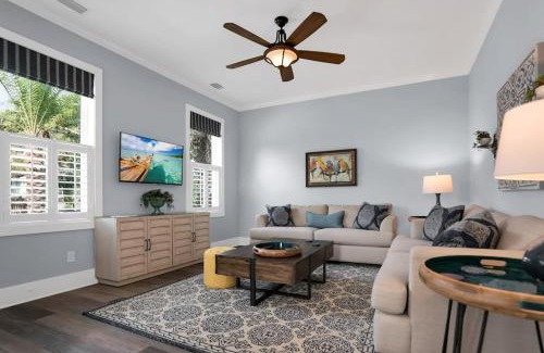 Downtown Historic District Casa | Blue House, Prime Location, Family Amenities, BBQ!