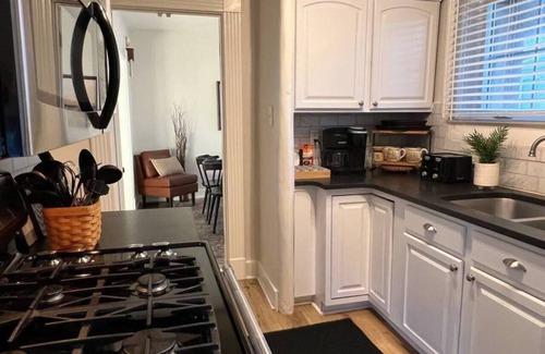 Owensboro Casa | Blue Moon Cottage: Music Room, Inground Pool