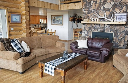 Newcastle Casa | Blue Mountain Ranch: 7 Bedrooms, Sleeps 20