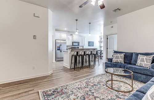 South Oklahoma City Casa | Blue Oasis Home - Sleeps 12