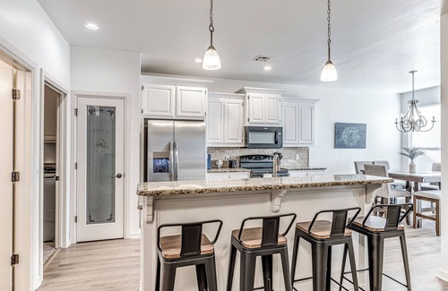 South Oklahoma City Casa | Blue Oasis Home - Sleeps 12