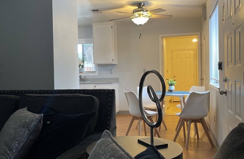 Lathrop Casa | Blue Oasis right off the Freeway I5!