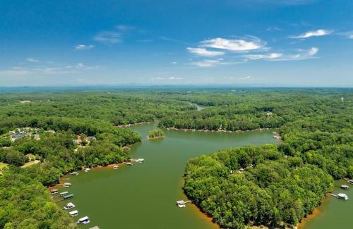 Westminster Casa | Blue Owl Lakefront Getaway Hot Tub Mini Golf