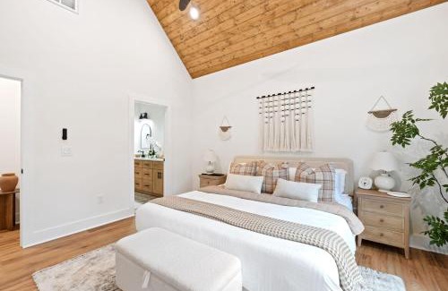 Westminster Casa | Blue Owl Lakefront Getaway Hot Tub Mini Golf