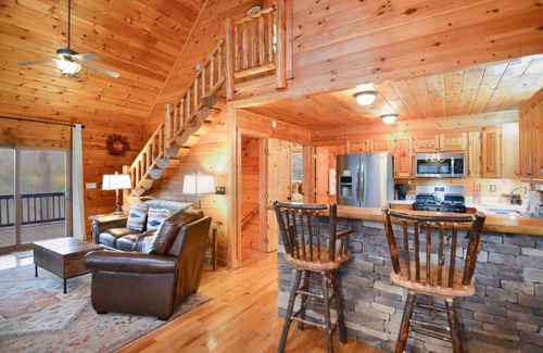 Ridgeline Vistas Cabina | Blue Ridge Cabin: Mountain Views: Couple's Paradise: Hot Tub: Fire Pit: Arcade