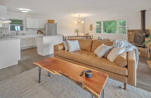 Walker-In-the-Hills Cabina | Blue Ridge Lookout Beautiful Modern Cabin - Nature Hikes and Pets OK by RedAwning