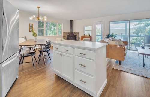 Walker-In-the-Hills Cabina | Blue Ridge Lookout Beautiful Modern Cabin - Nature Hikes and Pets OK by RedAwning