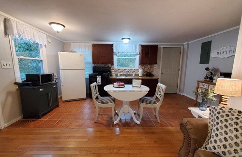 Newland Cabaña | Blue Ridge Mountain Cottage~1 minute from Parkway!