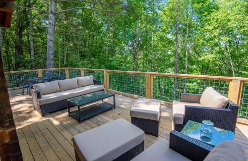 Lansing Casa | Blue Ridge Mountain Log Cabin - Views - Fireplace - River Access!