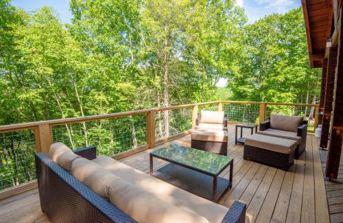 Lansing Casa | Blue Ridge Mountain Log Cabin - Views - Fireplace - River Access!