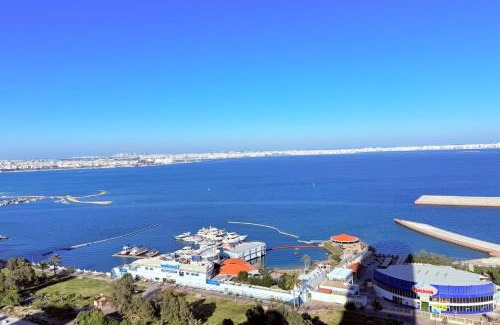 Al Hoora Apartamento | Blue Seaview 75 inch Smart TV 1Br