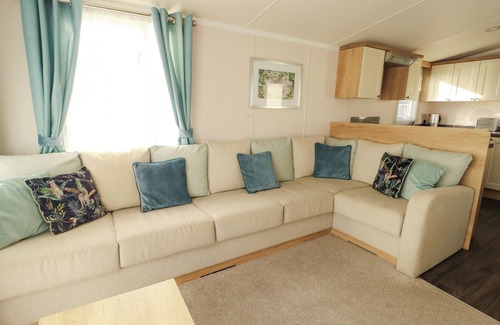 Dinas Cabaña | BLUE SKIES, pet friendly, country holiday cottage in Caernarfon