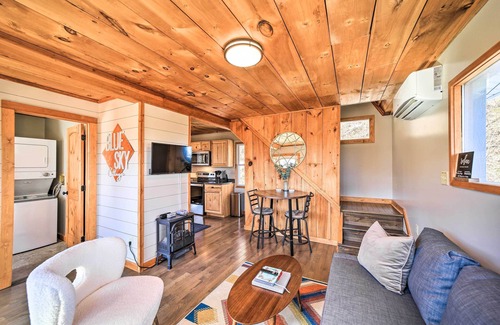 Canton Cabina | 'Blue Sky Cottage:' Romantic Retreat w/ Mtn Views!