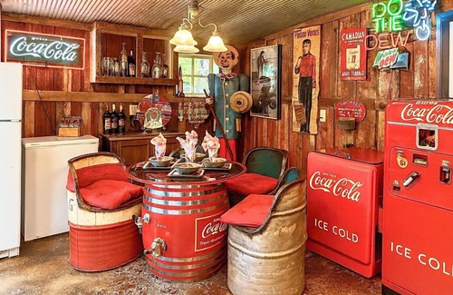 Gruetli Laager Cabina | Blue Suede Stay - Elvis’s Escape