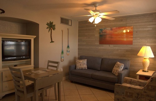 Clearwater Beach Hotel | Blue Wave Suites: Make Waves in Clearwater Beach