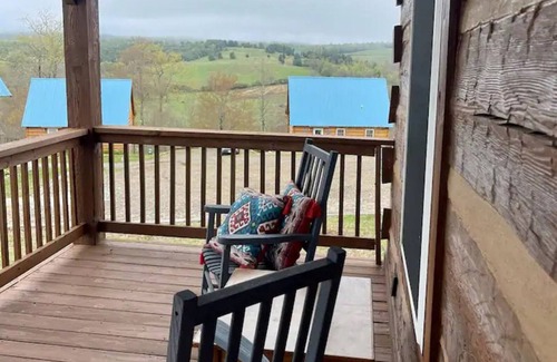 Vesta Cabina | Blue Willow Cabin, high up on the hill with180 degree views.