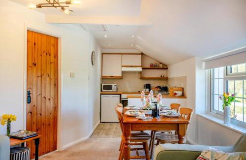 Whitstone Casa | Bluebell Cottage - Bennetts Court