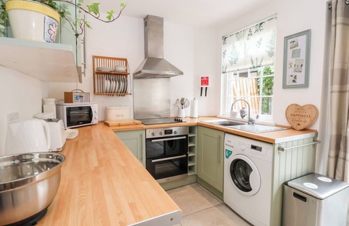 Ormskirk Cabaña | BLUEBELL COTTAGE, pet friendly, character holiday cottage in Ormskirk