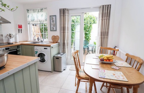 Ormskirk Cabaña | BLUEBELL COTTAGE, pet friendly, character holiday cottage in Ormskirk