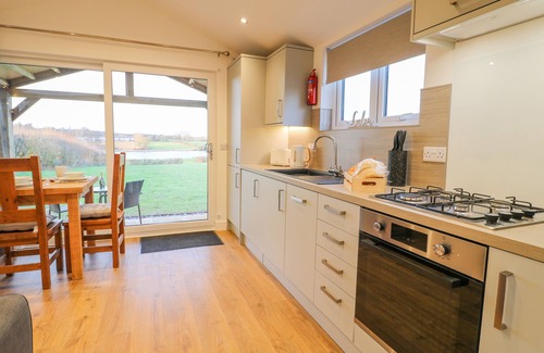 Swadlincote Cabaña | BLUEBELL, romantic, with hot tub in Donisthorpe