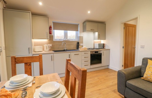 Swadlincote Cabaña | BLUEBELL, romantic, with hot tub in Donisthorpe