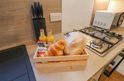 Swadlincote Cabaña | BLUEBELL, romantic, with hot tub in Donisthorpe