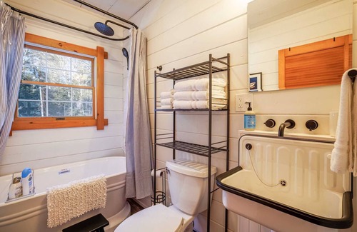 Lamoine Cabaña | Blueberry Cottage-Oceanfront log home on 3.5 acres near Acadia National Park