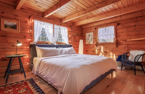 Lamoine Cabaña | Blueberry Cottage-Oceanfront log home on 3.5 acres near Acadia National Park