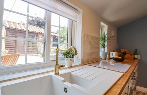 Bury St Edmunds Cabaña | BLUEBIRD COTTAGE, family friendly, with a garden in Bury St Edmunds