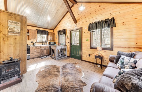 Whitesboro Apartamento | 'Bluebird Treehouse' Near Kiamichi Mtns w/ Hot Tub