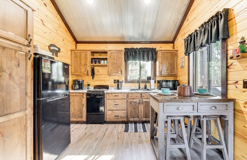 Whitesboro Apartamento | 'Bluebird Treehouse' Near Kiamichi Mtns w/ Hot Tub