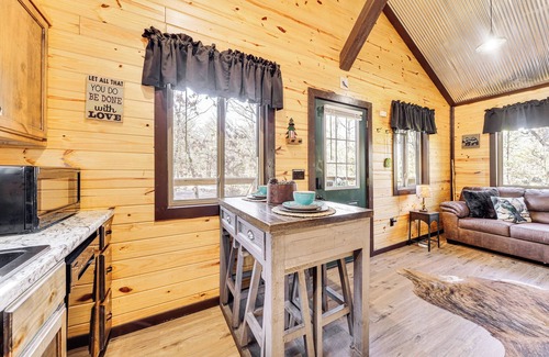 Whitesboro Apartamento | 'Bluebird Treehouse' Near Kiamichi Mtns w/ Hot Tub