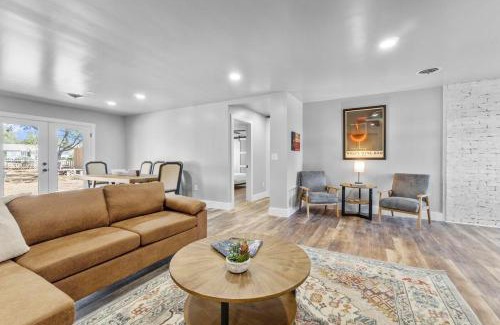 Fredericksburg Casa | BlueBonnet Bungalow - Hot Tub & Fire Pit