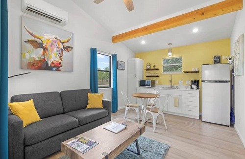 Fredericksburg Casa | Bluebonnet Waterfront Cottage with Hot Tub