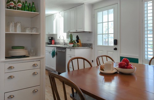 Spring Lake Cabaña | Bluegill Cottage l Fall by the Lake with Fires, Kayaks & Family Time