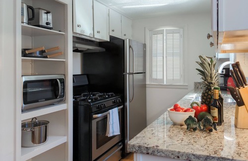 Spring Lake Cabaña | Bluegill Cottage l Fall by the Lake with Fires, Kayaks & Family Time