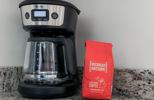 Spring Lake Cabaña | Bluegill Cottage l Fall by the Lake with Fires, Kayaks & Family Time