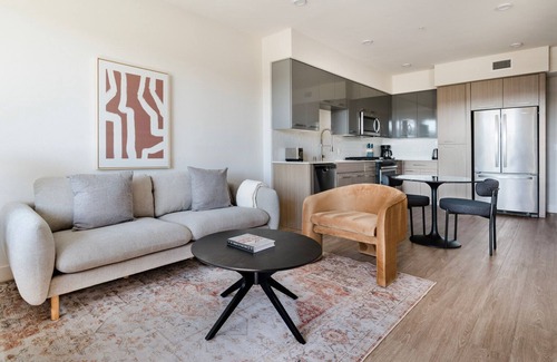 Fremont Apartamento | Blueground | East Industrial, pool, nr Central Park