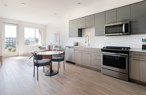 Fremont Apartamento | Blueground | East Industrial, pool, nr Central Park