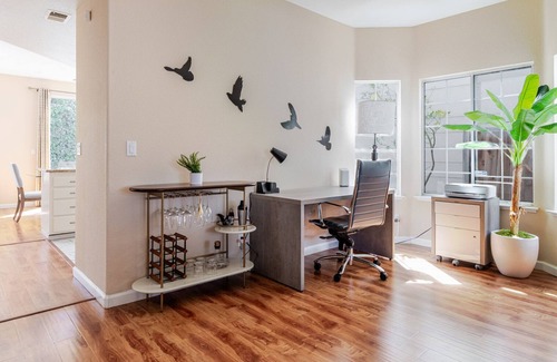Newark Casa | Blueground | Newark, pool, w/d, nr Coyote Hills