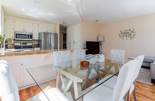Newark Casa | Blueground | Newark, pool, w/d, nr Coyote Hills