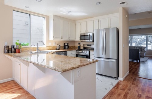 Newark Casa | Blueground | Newark, pool, w/d, nr Coyote Hills